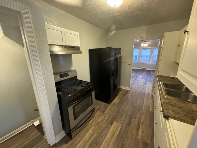 Building Photo - 3 bedroom, 2 bath House with 2 car detached garage