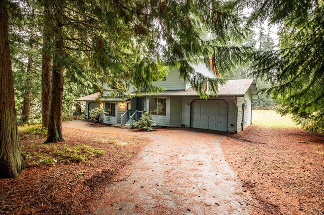 Building Photo - Cute Two Bedroom and Two Bath Townhome Located Just Minutes from the Clinton Ferry!