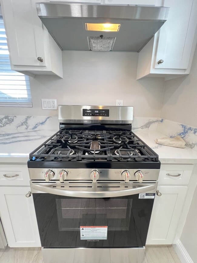 Building Photo - Craftsman Beauty with Upgrades | 2 Bed | 1...
