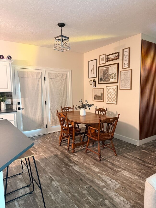 Building Photo - 304 Palomino Dr