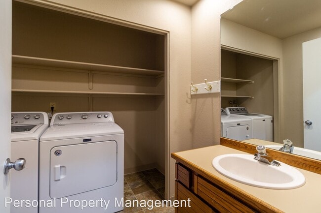 Building Photo - 2 br, 2.5 bath House - 7816 NE Loowit Loop...