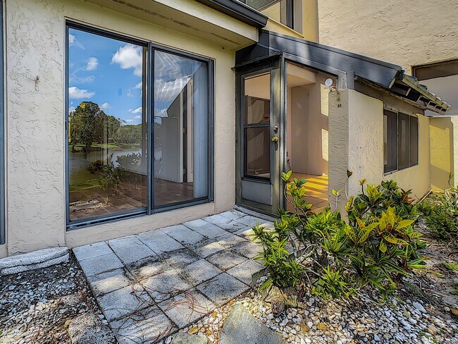 Building Photo - RARE 3 BEDROOM/ 2 BATH IN THE HIGHLY DESIR...