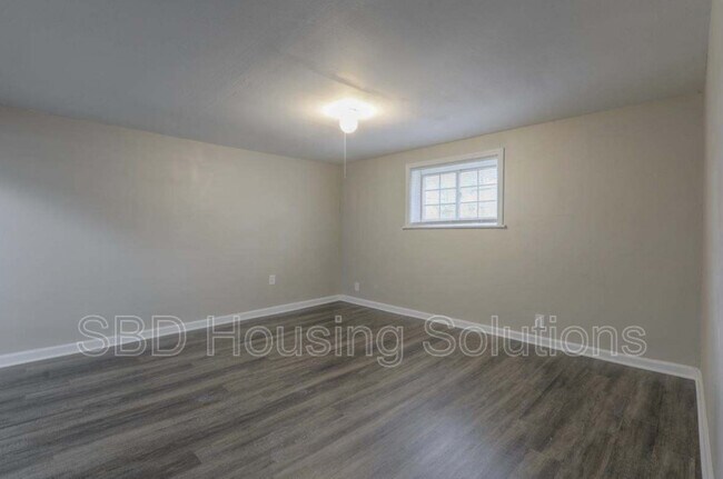 Building Photo - 10325 Smalley Ave