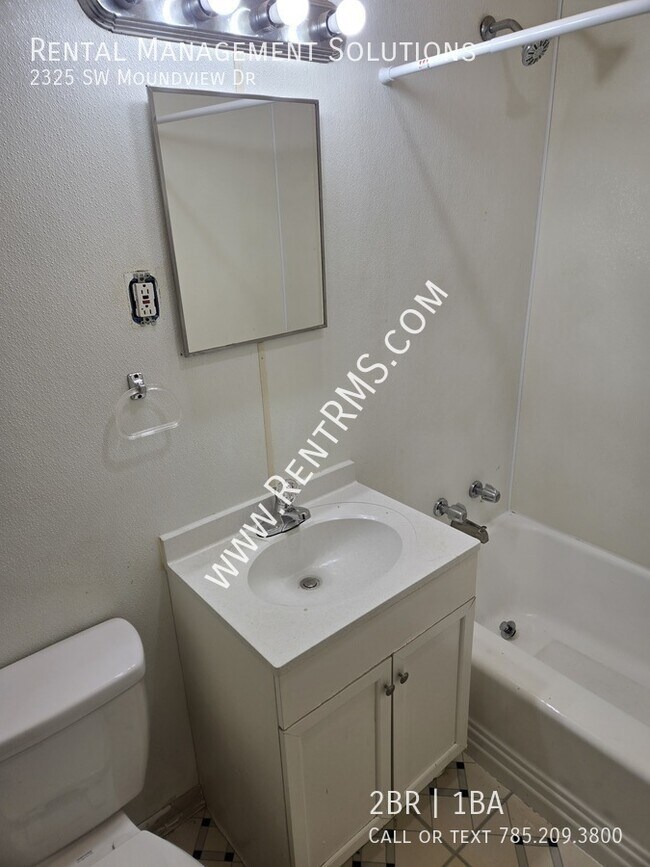 Building Photo - 2325 SW Moundview Dr