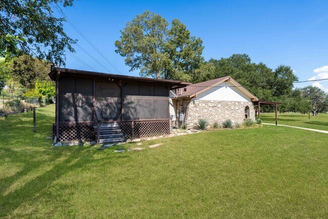 Building Photo - Spacious 4-Bedroom Retreat with Fireplace & Island Kitchen in New Braunfels