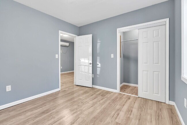 Building Photo - 1BR/1BA Triplex apartment home, move-in ready near downtown Spartanburg.... $750/mo**