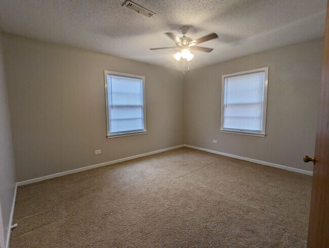 Building Photo - 3 Bed 1 Bath, Arkansas Side