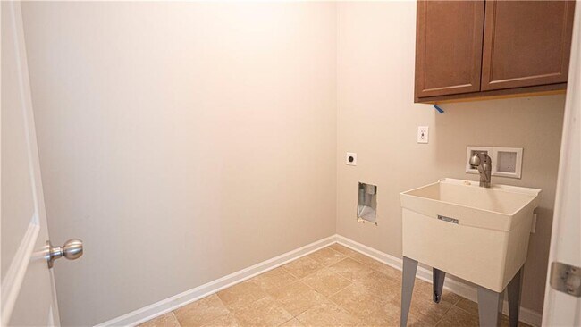 Building Photo - 3731 Ivy Lawn Dr NE