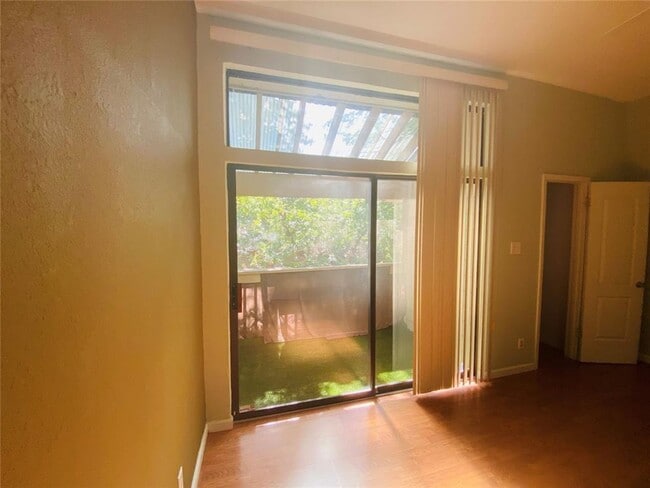 Building Photo - 2-bedroom 2 full bathroom condo in desirab...