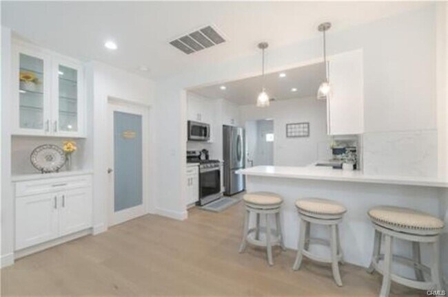 Building Photo - 5840 White Oak Ave