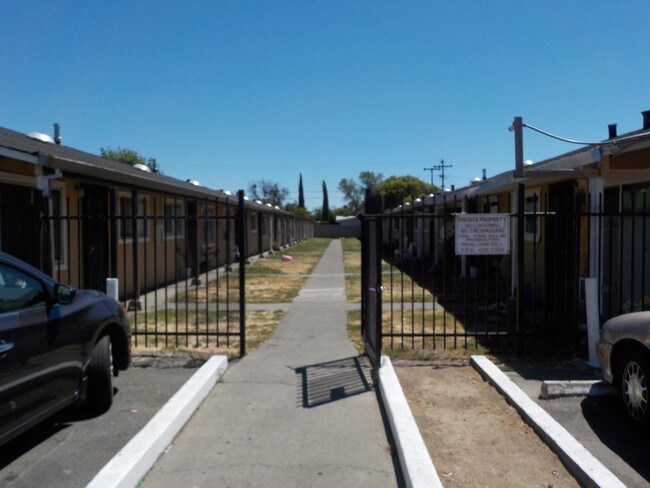 Primary Photo - Carriage House Apartments