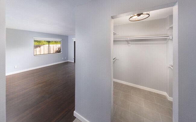 Building Photo - Gorgeous 3bd/2ba Townhouse, complete interior renovation, Modern upgrades, Community Pool -FOUNDA...