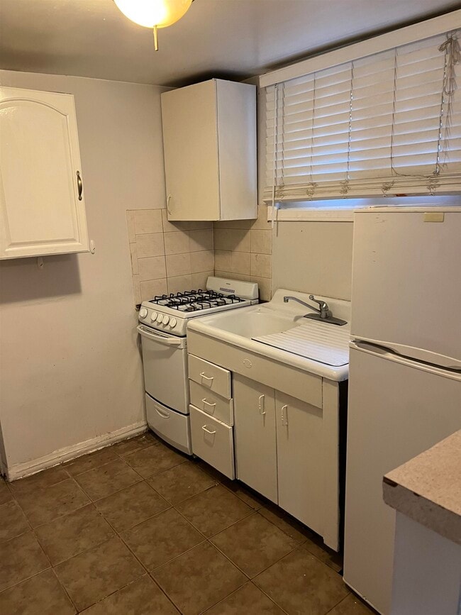Building Photo - 128 W 51st St