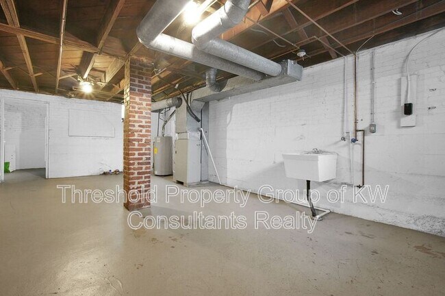 Building Photo - 1126 Northwest Blvd