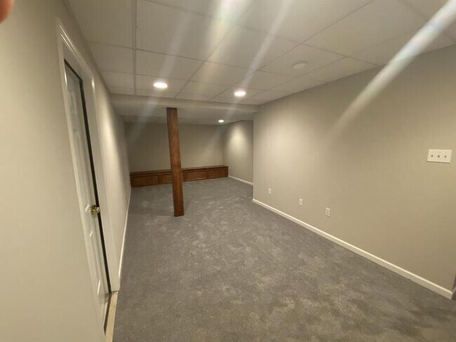 Building Photo - 517 E Linden St