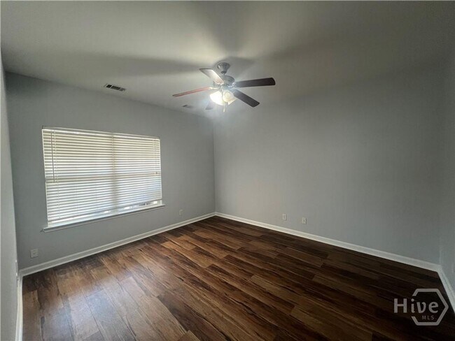 Building Photo - 4 bed, 2.5 bath townhouse