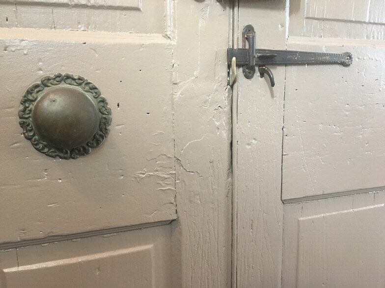 Building Photo - 213 Covington Ave