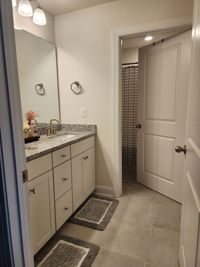 Building Photo - Like New Single Family Home minutes from B...
