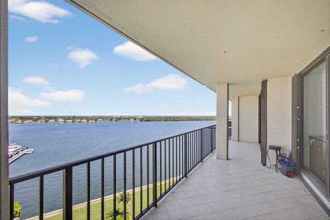 Building Photo - 134 Lakeshore Dr