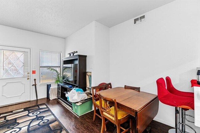 Building Photo - 806 W 24th St