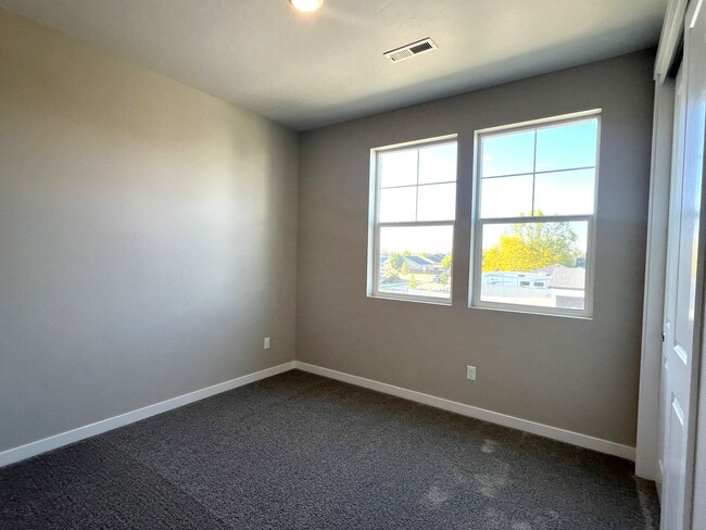 Building Photo - Brand new 3 bed 2.5 bath townhome in Stars...