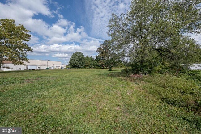 Building Photo - 1075 S County Line Rd