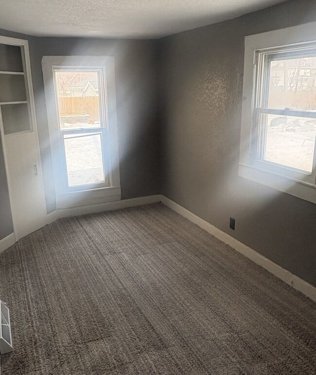 Building Photo - Two Bedroom Apartment in Waterloo, IA