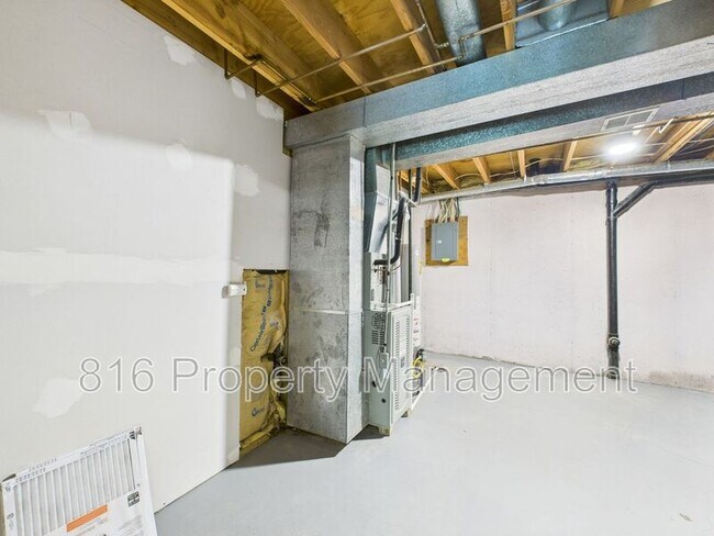 Building Photo - 6900 Orchard St