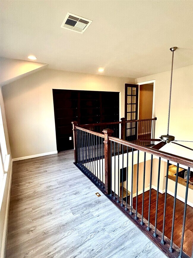 Building Photo - 1049 W 22nd St