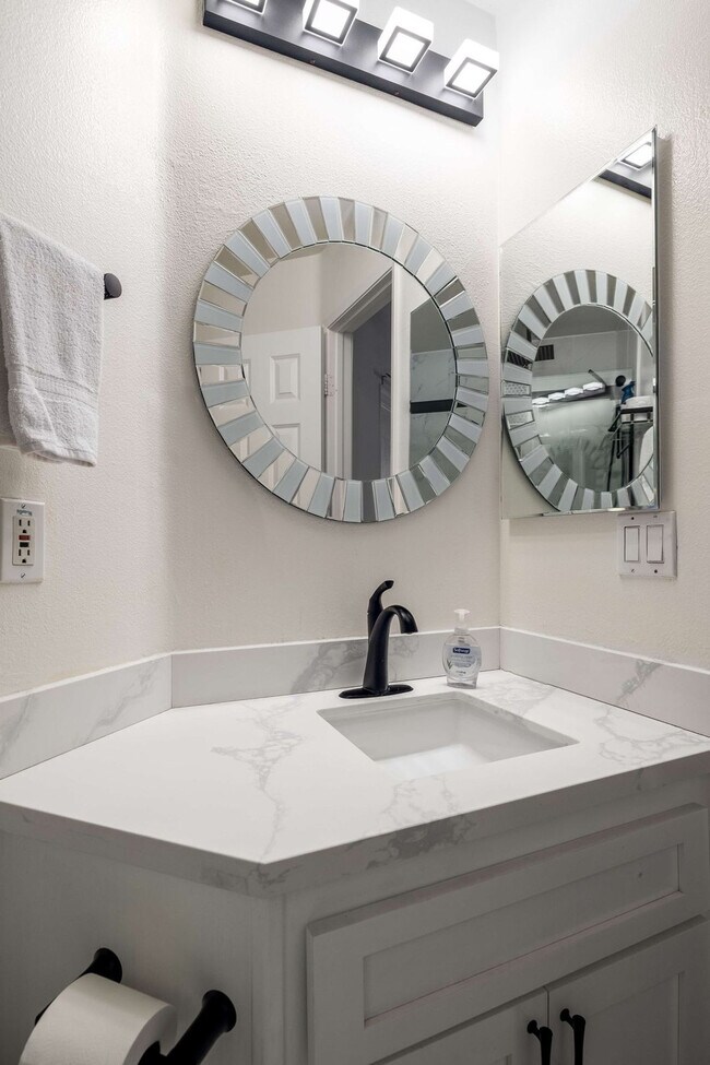 Building Photo - 2983 Paseo Almiar