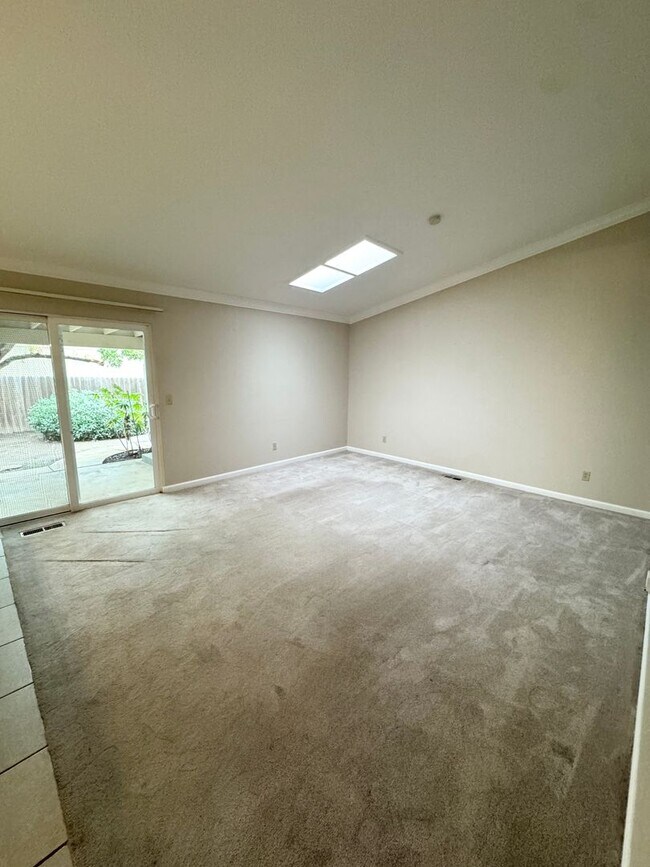 Building Photo - THREE BEDROOM TWO BATH  HOME in the Pocket...