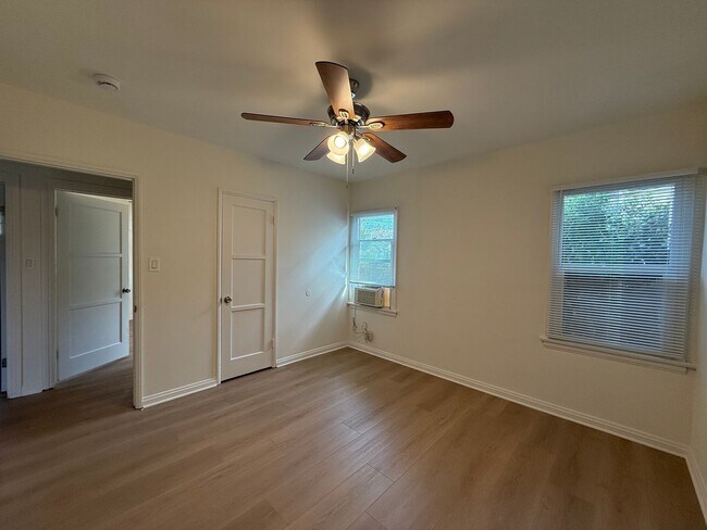 Building Photo - 321 - 1221-1223 West Ramona LLC