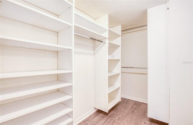 Building Photo - 225 Country Club Dr