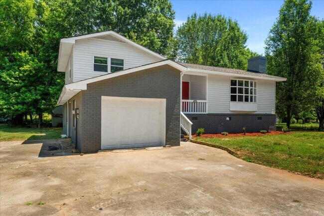 Building Photo - 1844 Brier Ln
