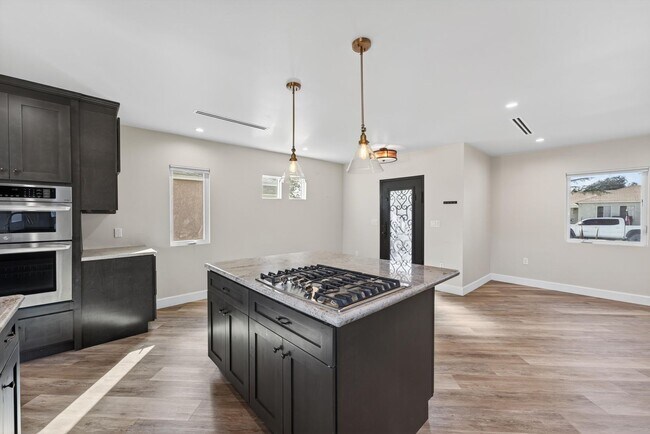 Building Photo - Beautifully Remodeled 3-Bedroom Home in Prime Lakewood Neighborhood
