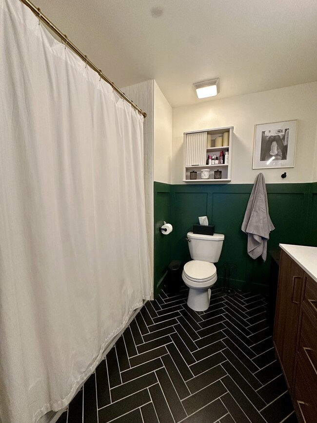 Building Photo - 660 W Wayman St