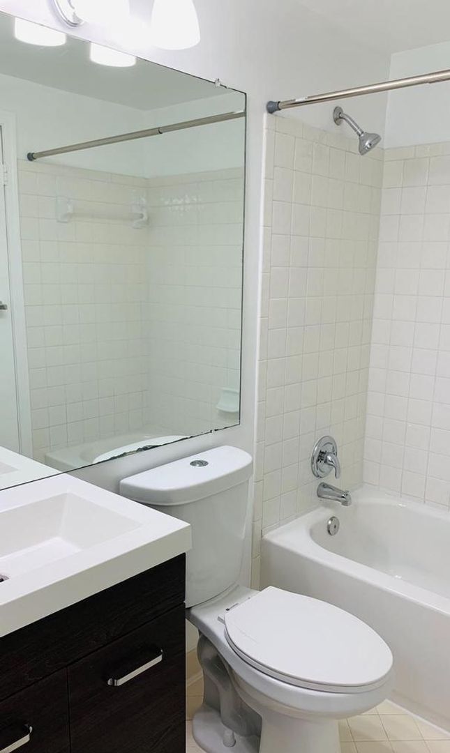 Building Photo - Gorgeous 2BR 2BA 3 level town home fully updated and located in Essex Place