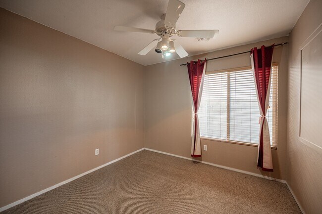 Building Photo - Silverado Ranch - Cul-de-sac.  Downstairs Bedroom and Bathroom