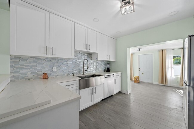 Building Photo - 135 E 28th St