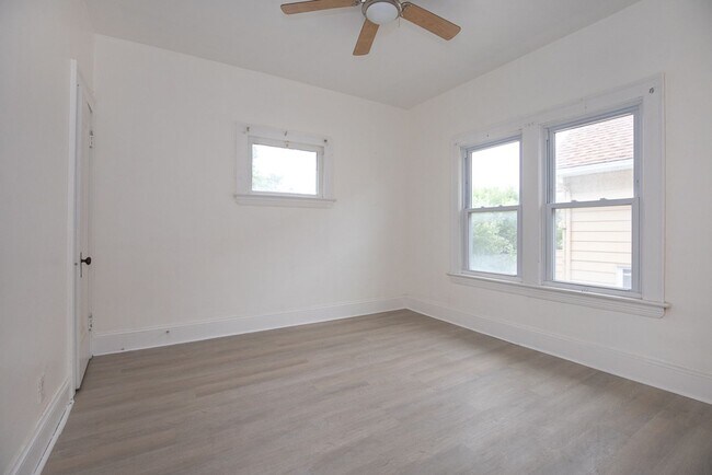 Building Photo - 2119 Lewis Dr