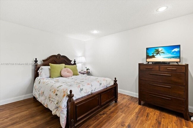 Building Photo - 901 NW 26th Ave