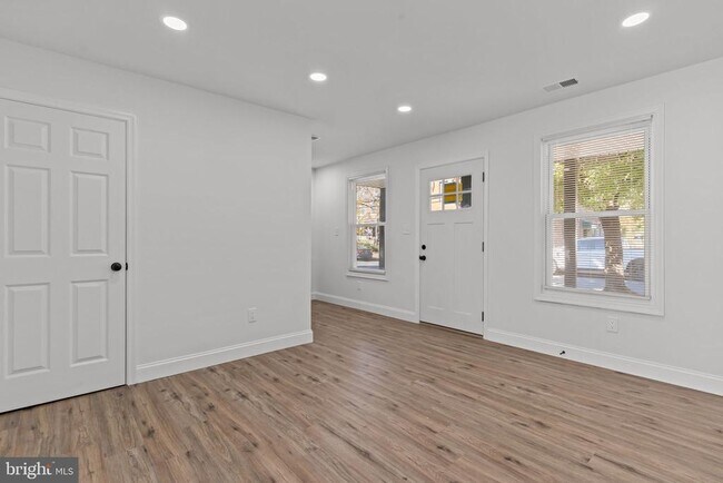Building Photo - 224 Buckley St