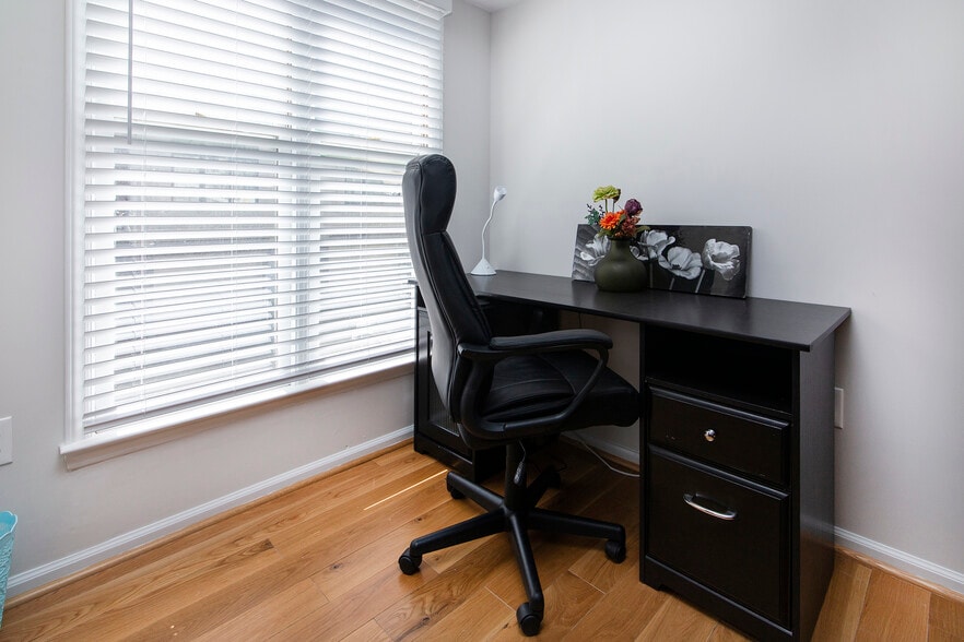 Building Photo - 212 W 10th St