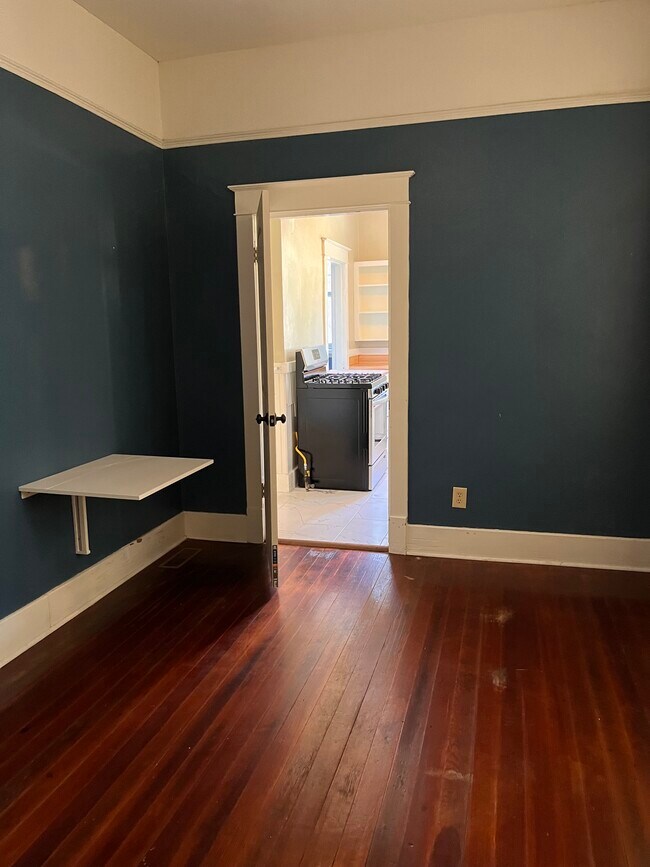 Building Photo - 423 N Van Buren St