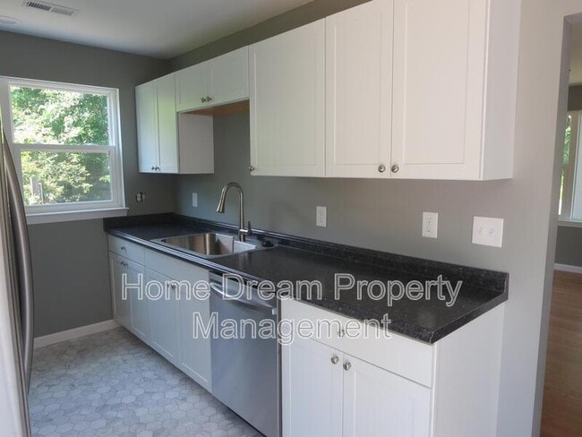Building Photo - 324 2nd St