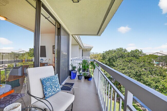 Building Photo - 6205 Balboa Cir