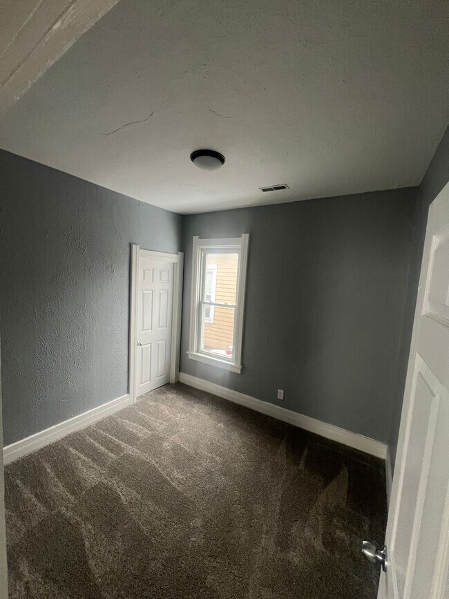 Building Photo - Cute 2 Bed/1bath home close to school