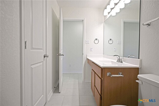 Building Photo - 512 Dakota Crk