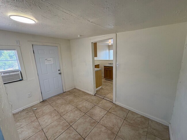 Building Photo - Dinuba country Home Rent Ready !