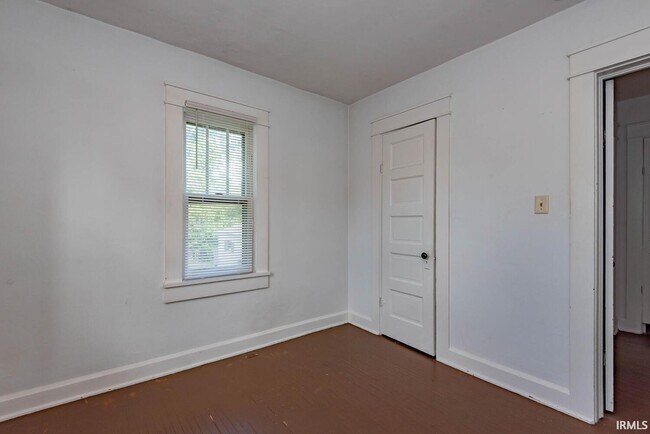 Building Photo - 204 S Clark St